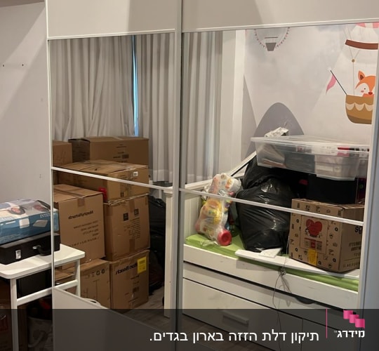 ארון לבן עם דלתות הזזה ומראה